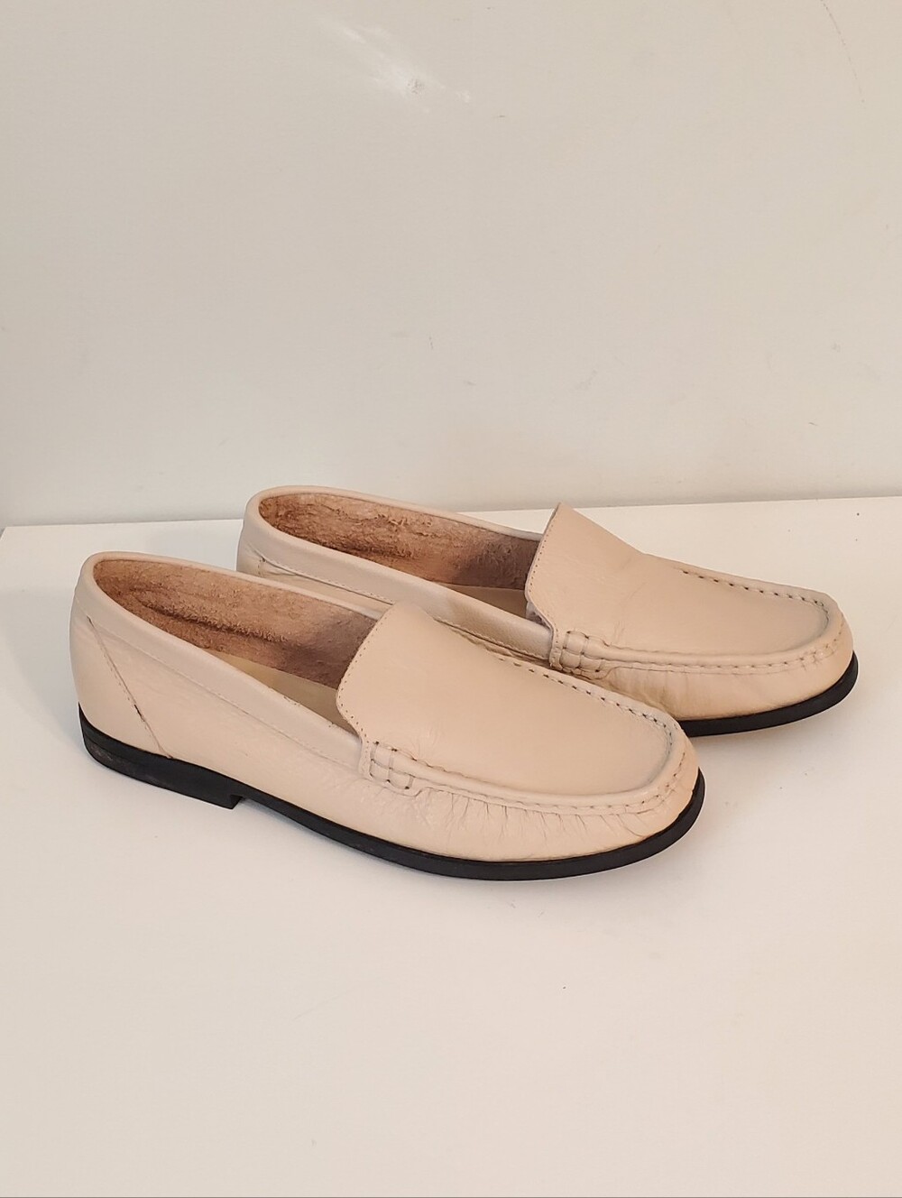 Duck Head Leather Cream Loafers Size 7.5